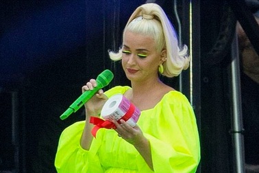 Katy Perry được fan tặng giấy vệ sinh