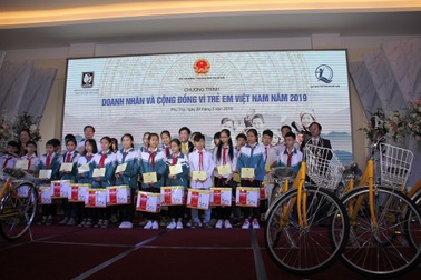 Tặng quà trị giá hơn 220 triệu đồng tới trẻ em có hoàn cảnh đặc biệt