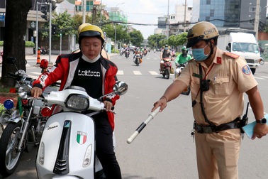 CSGT xuống đường nhắc người dân đeo khẩu trang