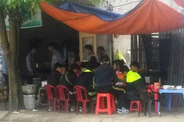 Nhiều vận động viên bỏ nhà ăn, chọn cơm bình dân giá rẻ