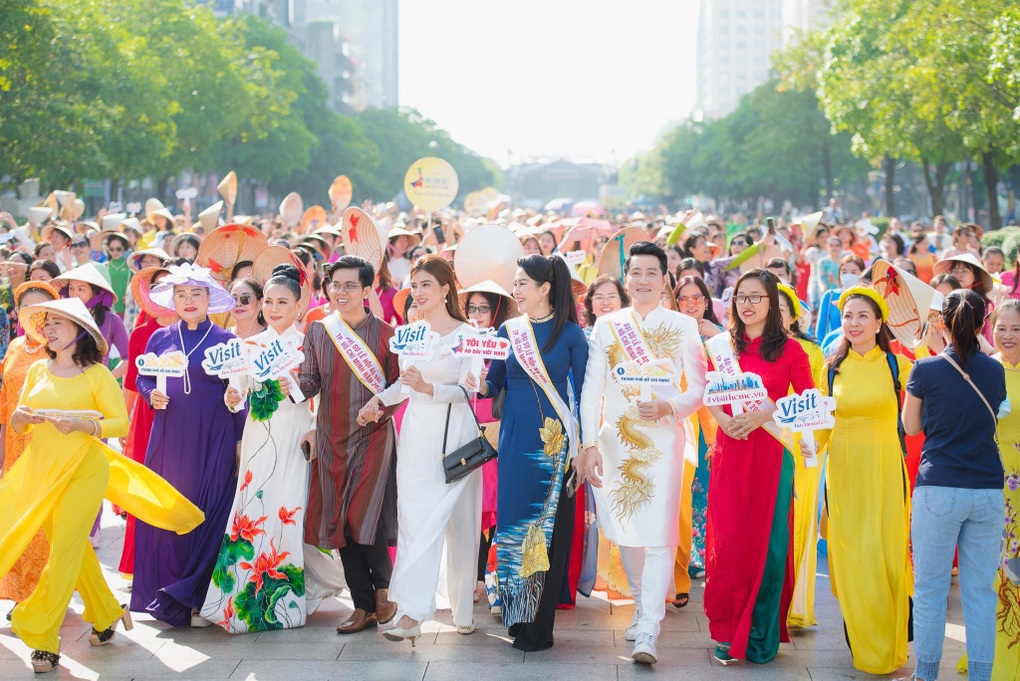 Áo dài Việt Nam qua lăng kính của các đại sứ Lễ hội Áo dài TPHCM lần thứ 9 - 2 Áo dài Việt Nam qua lăng kính của các đại sứ Lễ hội Áo dài TPHCM lần thứ 9 - 2