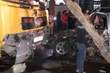 Xe con nát bét sau khi đối đầu xe tải