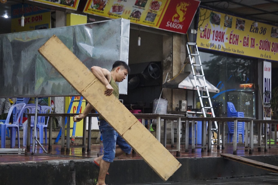 Hà Nội: Các cơ sở kinh doanh tất bật dọn dẹp để mở cửa trở lại - 7 Hà Nội: Các cơ sở kinh doanh tất bật dọn dẹp để mở cửa trở lại - 7