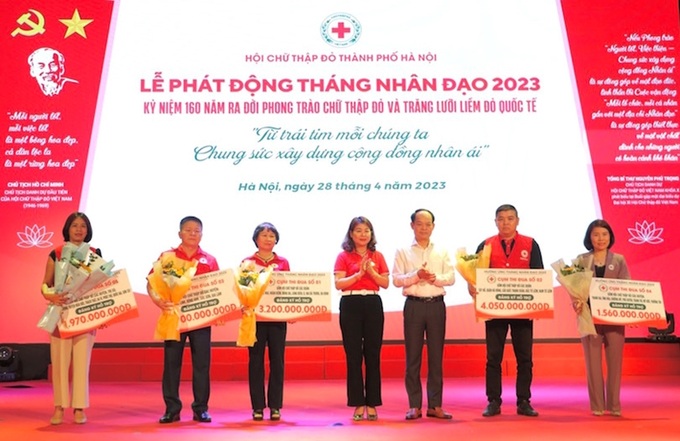 Hưởng ứng Tháng Nhân đạo năm 2023, ngay tại chương trình, Hội Chữ thập đỏ thành phố Hà Nội đã tiếp nhận trên 22 tỷ đồng do các cơ sở Hội, các đơn vị, doanh nghiệp, nhà hảo tâm đăng ký ủng hộ.