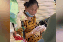 Người phụ nữ vừa bán bánh tráng, vừa ngủ gật và ước mơ xót xa