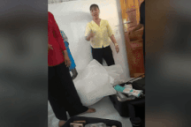 Thợ trang điểm bị vu trộm tiền, bị lột đồ kiểm tra