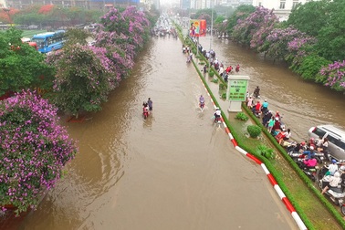 Hà Nội mưa lớn, vì sao phố cổ không ngập mà phố mới ngập nặng?