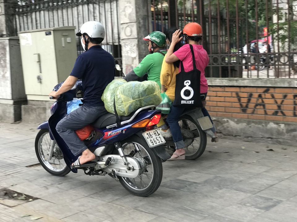 Dịch vụ xe ôm đắt khách khi dòng người ùn ùn trở lại Thủ đô - 10 Dịch vụ xe ôm đắt khách khi dòng người ùn ùn trở lại Thủ đô - 10