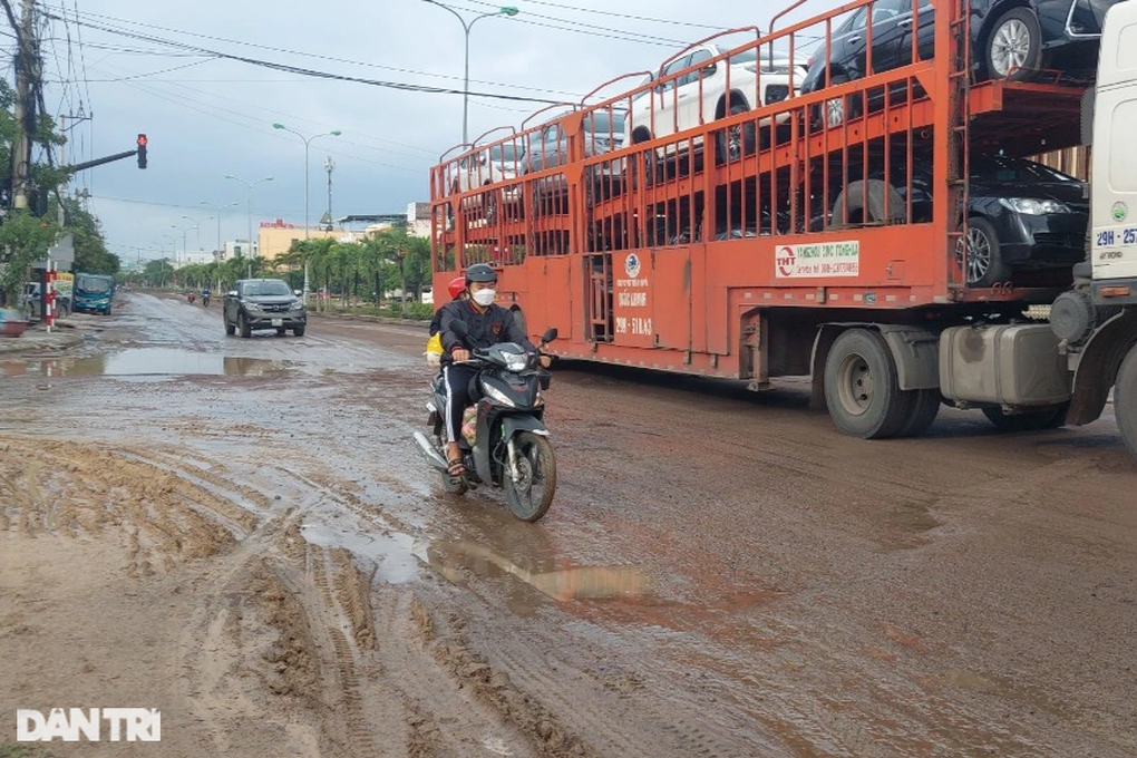 Quốc lộ 1A nát như ruộng cày, ngay đoạn qua Quy Nhơn - 1 Quốc lộ 1A nát như ruộng cày, ngay đoạn qua Quy Nhơn - 1
