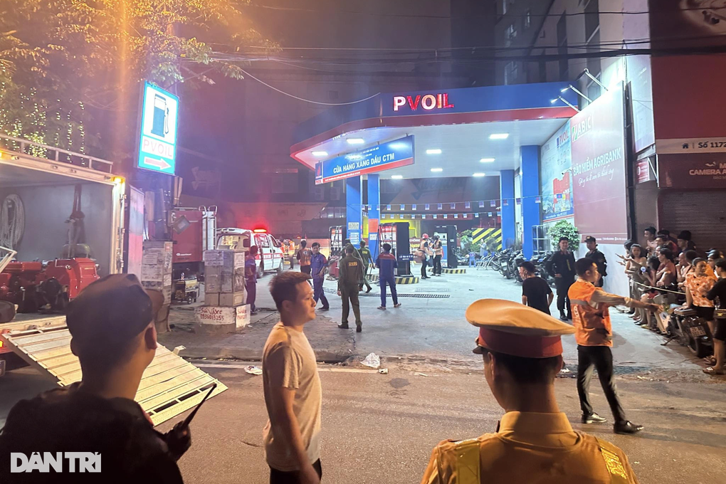 Cháy tòa nhà 4 tầng ở Hà Nội, nhiều người leo lên nóc nhà thoát thân - 1 Cháy tòa nhà 4 tầng ở Hà Nội, nhiều người leo lên nóc nhà thoát thân - 1