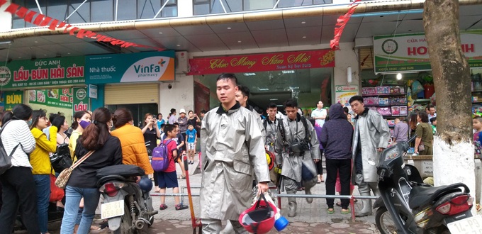 Hà Nội: Cháy căn hộ tại tầng 32 chung cư Linh Đàm, hàng nghìn người hốt hoảng ôm con nhỏ chạy bộ xuống sân - Ảnh 11. Hà Nội: Cháy căn hộ tại tầng 32 chung cư Linh Đàm, hàng nghìn người hốt hoảng ôm con nhỏ chạy bộ xuống sân - Ảnh 11.