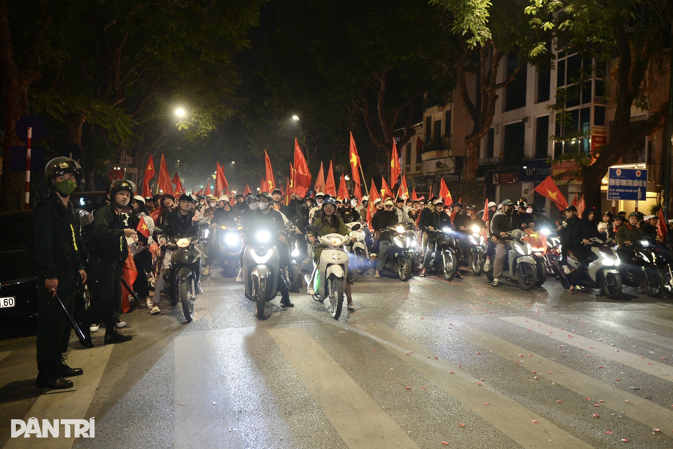 Çılgınca kutlama - birlikte kırmızı ışıklarda durma - 8 Đi bão ăn mừng - cùng dừng đèn đỏ - 8