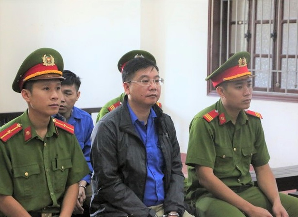 Y án chủ mưu vụ gian lận điểm thi ở Hòa Bình, giảm án tù cho 2 bị cáo - 2 Y án chủ mưu vụ gian lận điểm thi ở Hòa Bình, giảm án tù cho 2 bị cáo - 2