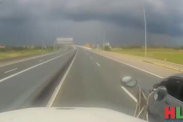 Chuyển làn không quan sát trên cao tốc, xe bán tải suýt lĩnh hậu quả