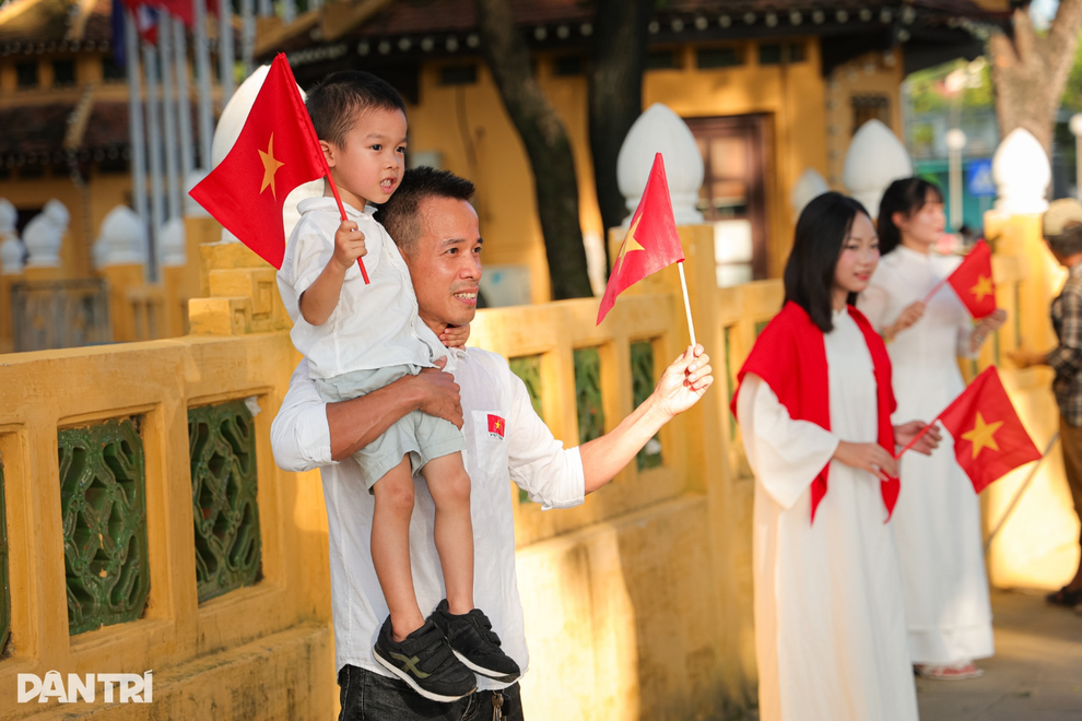 Chi tiền triệu giữ chỗ quán cà phê Hà Nội xem diễu hành, khách lo mất chỗ - 2 Chi tiền triệu giữ chỗ quán cà phê Hà Nội xem diễu hành, khách lo mất chỗ - 2