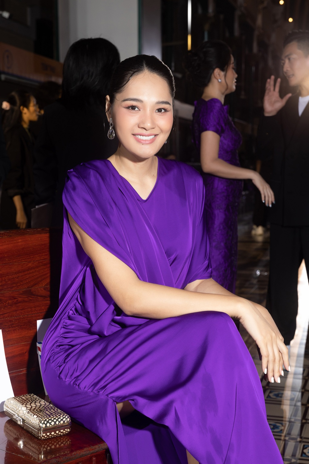 Mỹ nhân Việt phủ sắc tím tại Bưu điện TPHCM trong show Ký ức tuổi thơ - 6 Mỹ nhân Việt phủ sắc tím tại Bưu điện TPHCM trong show Ký ức tuổi thơ - 6