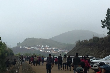 Dòng người nườm nượp hướng về huyệt đạo thiêng cầu may đầu năm