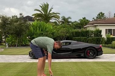 Ian Poulter đánh bóng golf xuyên qua siêu xe