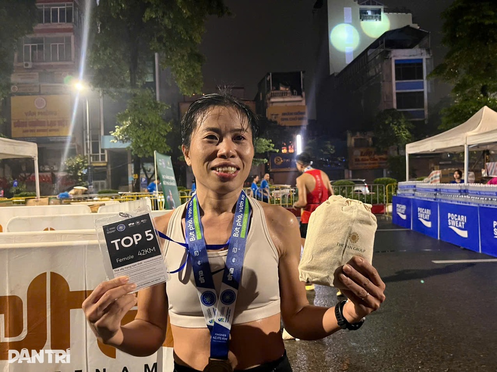 VĐV tranh tài sôi nổi ở giải chạy Standard Chartered Marathon Di sản Hà Nội - 5