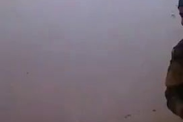 Nữ binh sĩ thoát chết trong gang tấc nhưng vẫn cười tươi mà không sợ hãi