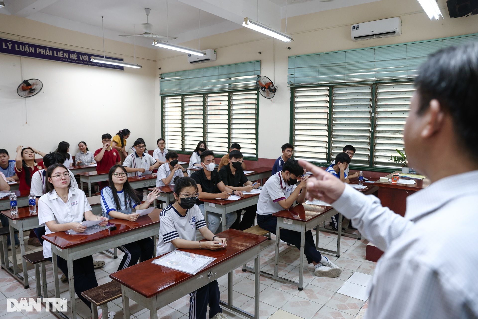 Thí sinh TPHCM rạng rỡ trong ngày làm thủ tục sự thi THPT - 6 Thí sinh TPHCM rạng rỡ trong ngày làm thủ tục sự thi THPT - 6