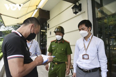 Chiến dịch "giành" lại ghế đá Hồ Tây bị hàng quán chiếm dụng