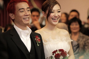 Vợ Trần Tiểu Xuân nổi giận vì phụ nữ lạ tán tỉnh chồng