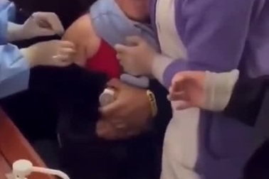 Phản ứng đầy hài hước của cậu bé khi đi tiêm phòng