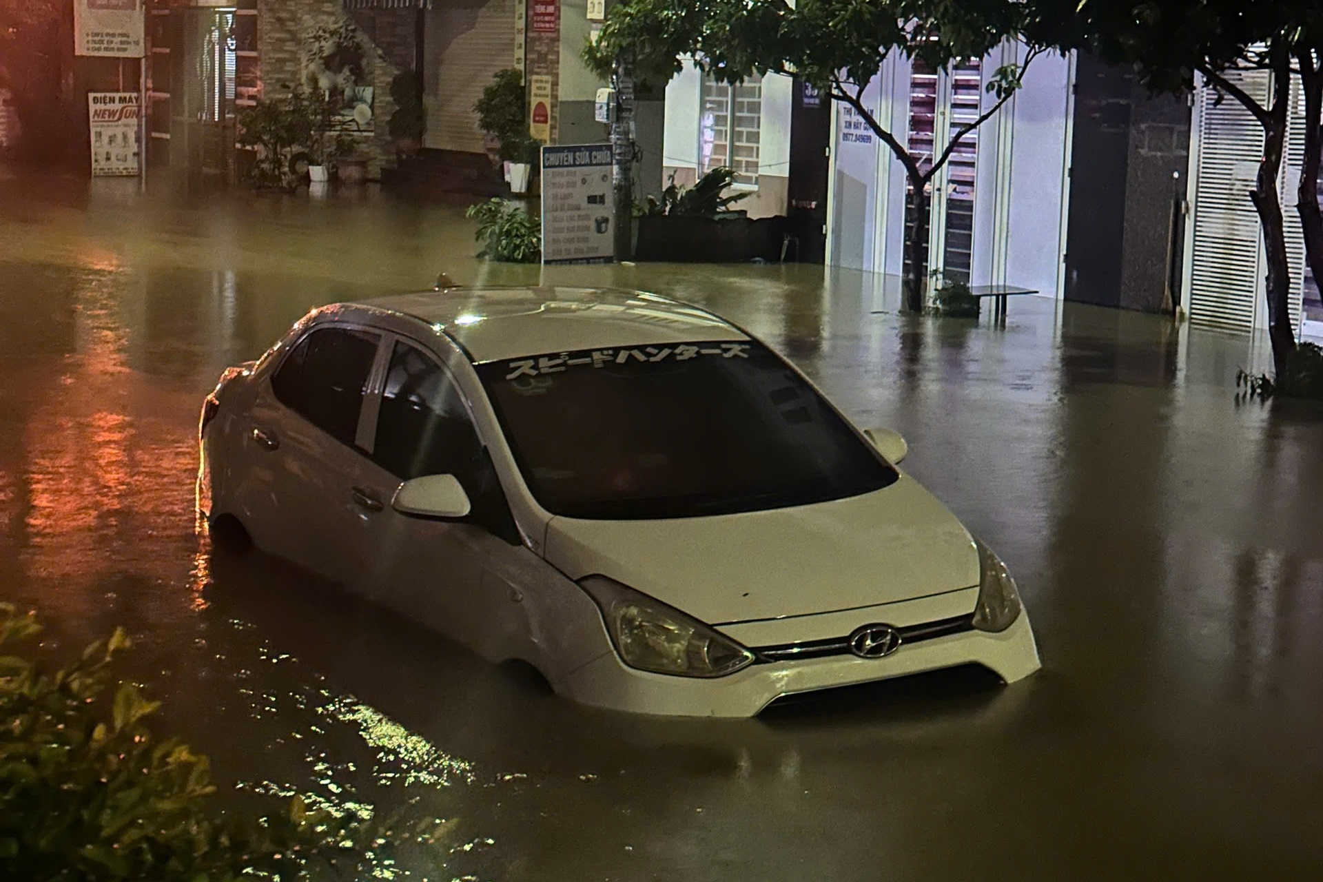 Hàng trăm ô tô ở Nha Trang, Quy Nhơn chìm nghỉm trong nước lụt - 6