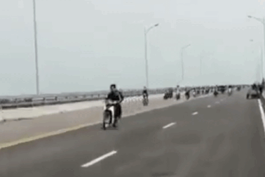 Hàng chục "quái xế" gây náo loạn trên cầu nghìn tỷ