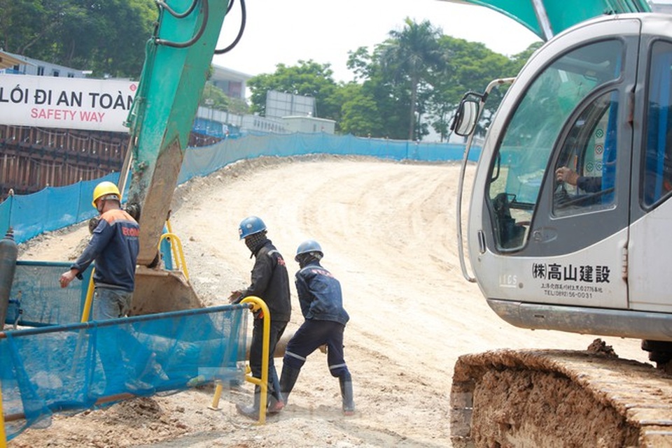 Công nhân phơi mình dưới trời nắng đổ lửa ở Hà Nội - 13