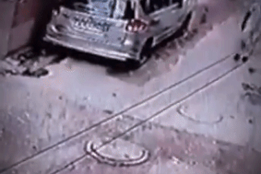 Hố ga phát nổ bật tung nắp cống khiến người đi đường suýt bỏ mạng