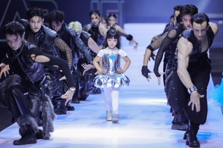 “Chị đẹp” Lynk Lee khoe nét nữ tính trên sàn diễn thời trang - 12