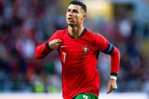 Vì sao Cristiano Ronaldo luôn mặc áo dài tay khi thi đấu?