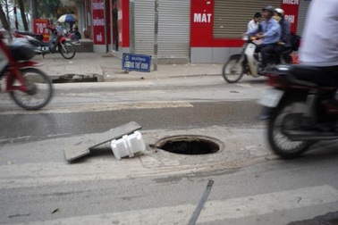 Đường “rụng tên”, hố ga “ngoác miệng”