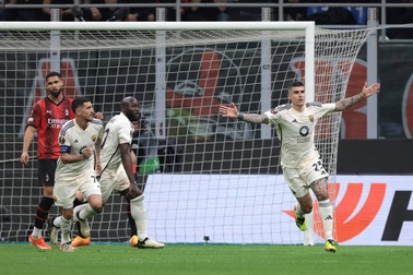 AS Roma giành chiến thắng đầy tranh cãi trước AC Milan