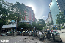 Rác thải chất đống, bốc mùi hôi thối trên đường phố Hà Nội