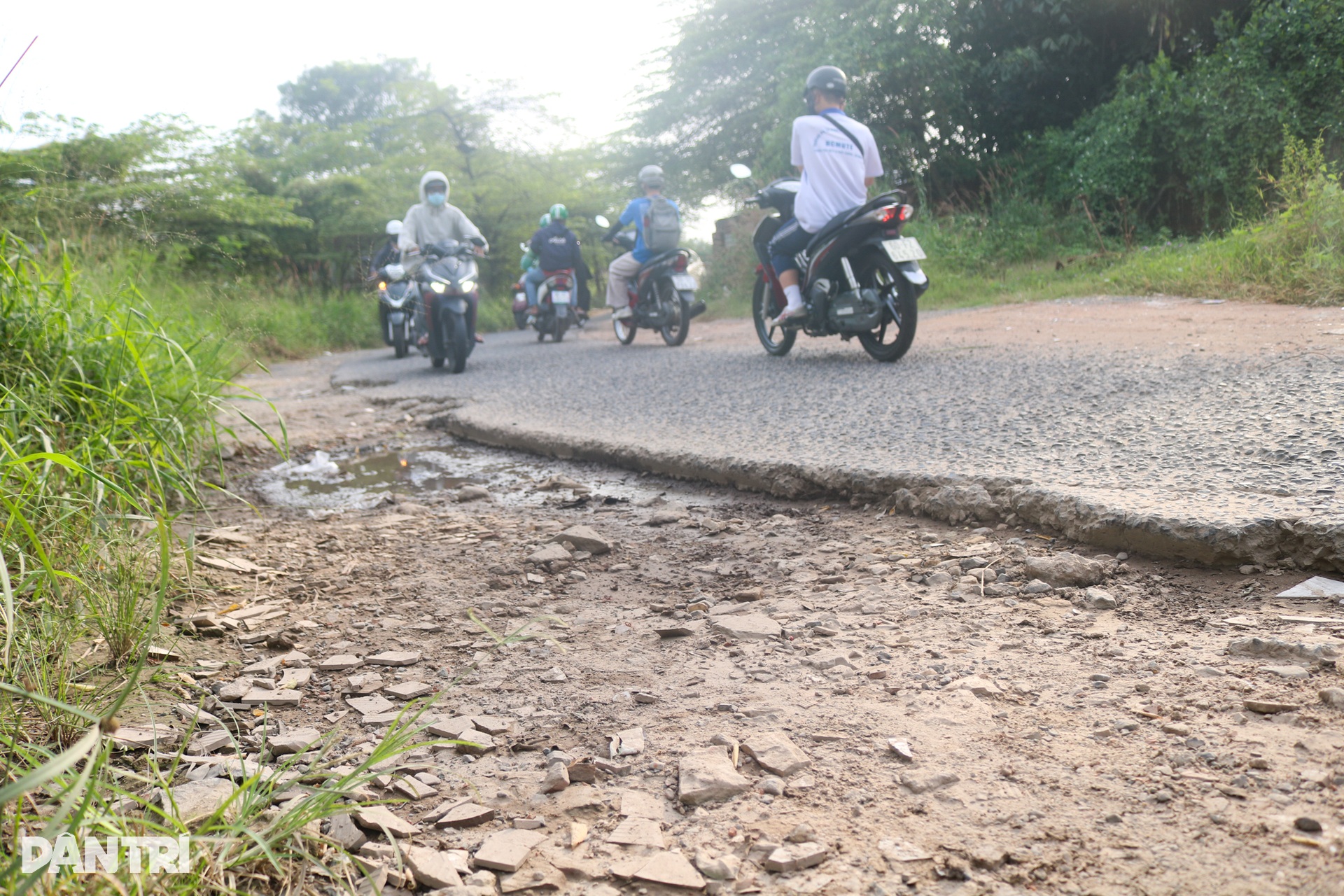 Sinh viên khổ sở vì ổ gà, ổ voi giăng đặc ở làng đại học - 6