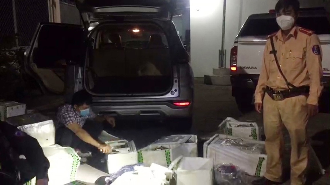 Giả nông dân đi phun thuốc sâu để buôn thuốc lá lậu - 3 Giả nông dân đi phun thuốc sâu để buôn thuốc lá lậu - 3