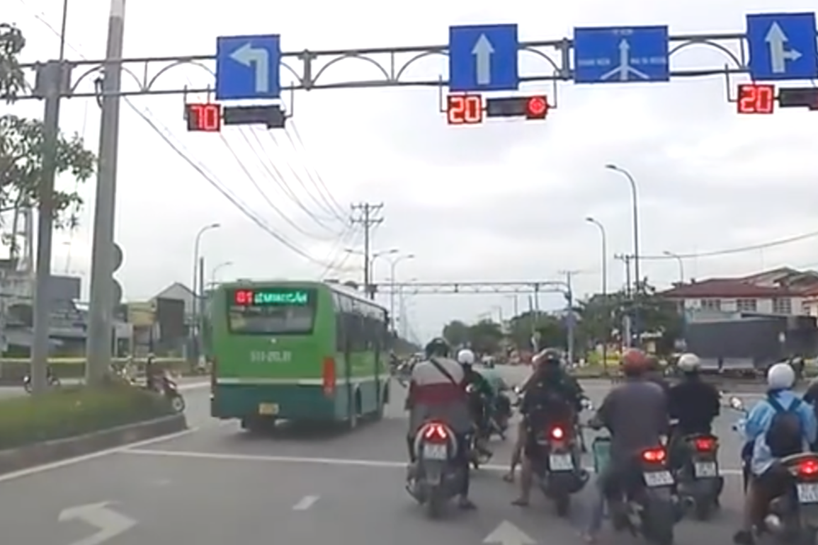 Xử phạt tài xế xe buýt phóng như bay vượt đèn đỏ ở TPHCM - 1 Xử phạt tài xế xe buýt phóng như bay vượt đèn đỏ ở TPHCM - 1