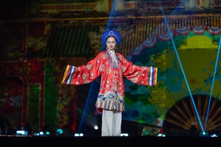 Phu nhân Đại sứ Mỹ, Nhật Bản và nhiều quốc gia trình diễn áo dài Việt Nam - 14