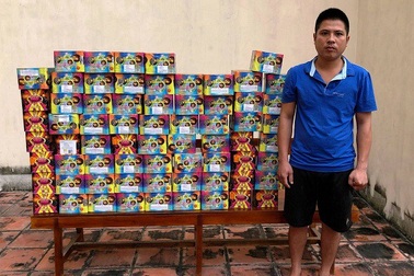 Lái xe Mercedes đi buôn cả tạ pháo