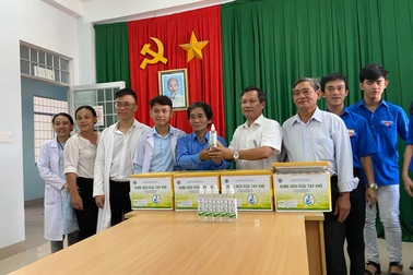 Trường THPT pha chế dung dịch rửa tay khô tặng các bệnh viện, trường học