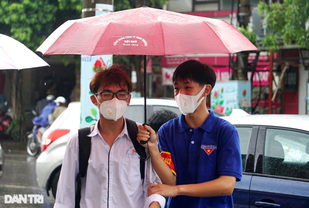 Chiều nay, sĩ tử hồi hộp bước vào thi môn Toán sau sự dễ thở của đề Văn - 12 Chiều nay, sĩ tử hồi hộp bước vào thi môn Toán sau sự dễ thở của đề Văn - 12