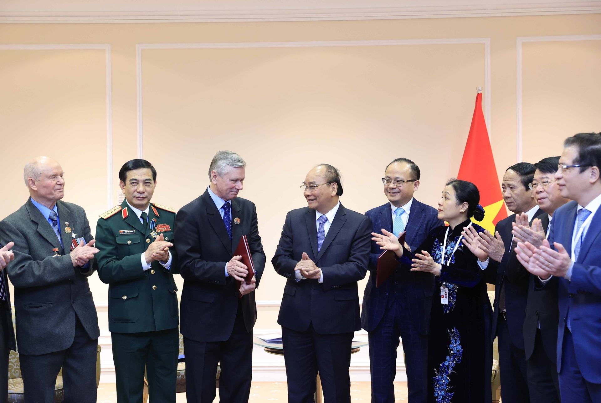 Chủ tịch nước Nguyễn Xuân Phúc kết thúc tốt đẹp chuyến công du châu Âu - 11 Chủ tịch nước Nguyễn Xuân Phúc kết thúc tốt đẹp chuyến công du châu Âu - 11