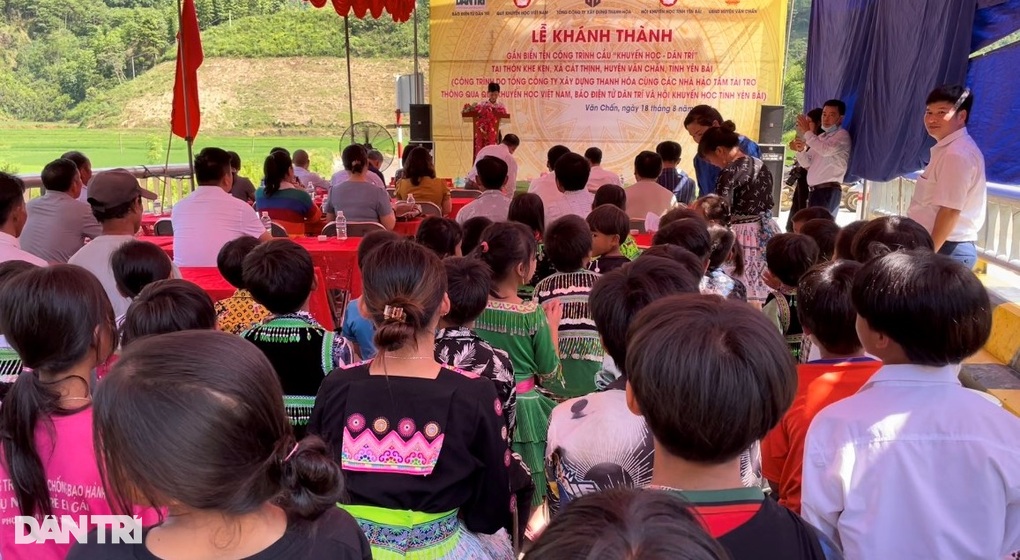 Khánh thành cầu Khuyến học và Dân trí, bà con người Mông vui như ngày hội - 3 Khánh thành cầu Khuyến học và Dân trí, bà con người Mông vui như ngày hội - 3