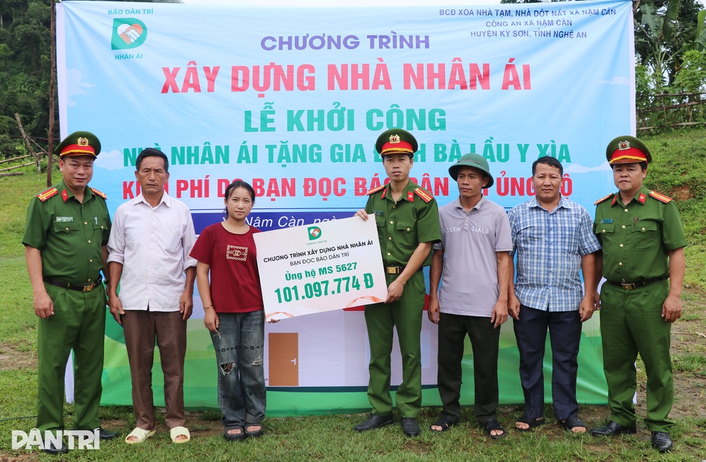Cô bé mồ côi người Mông ở Nghệ An được xây nhà Nhân ái - 1 Cô bé mồ côi người Mông ở Nghệ An được xây nhà Nhân ái - 1
