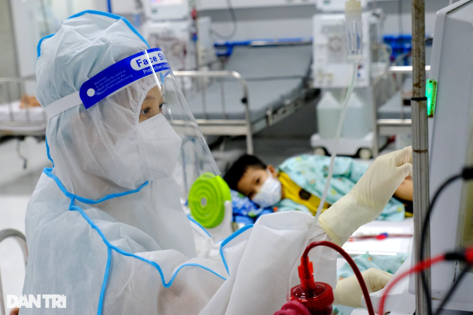 Trái chiều bác sĩ đi làm thêm phải xin phép bệnh viện: Ngành y gặp khó? - 1 Trái chiều bác sĩ đi làm thêm phải xin phép bệnh viện: Ngành y gặp khó? - 1