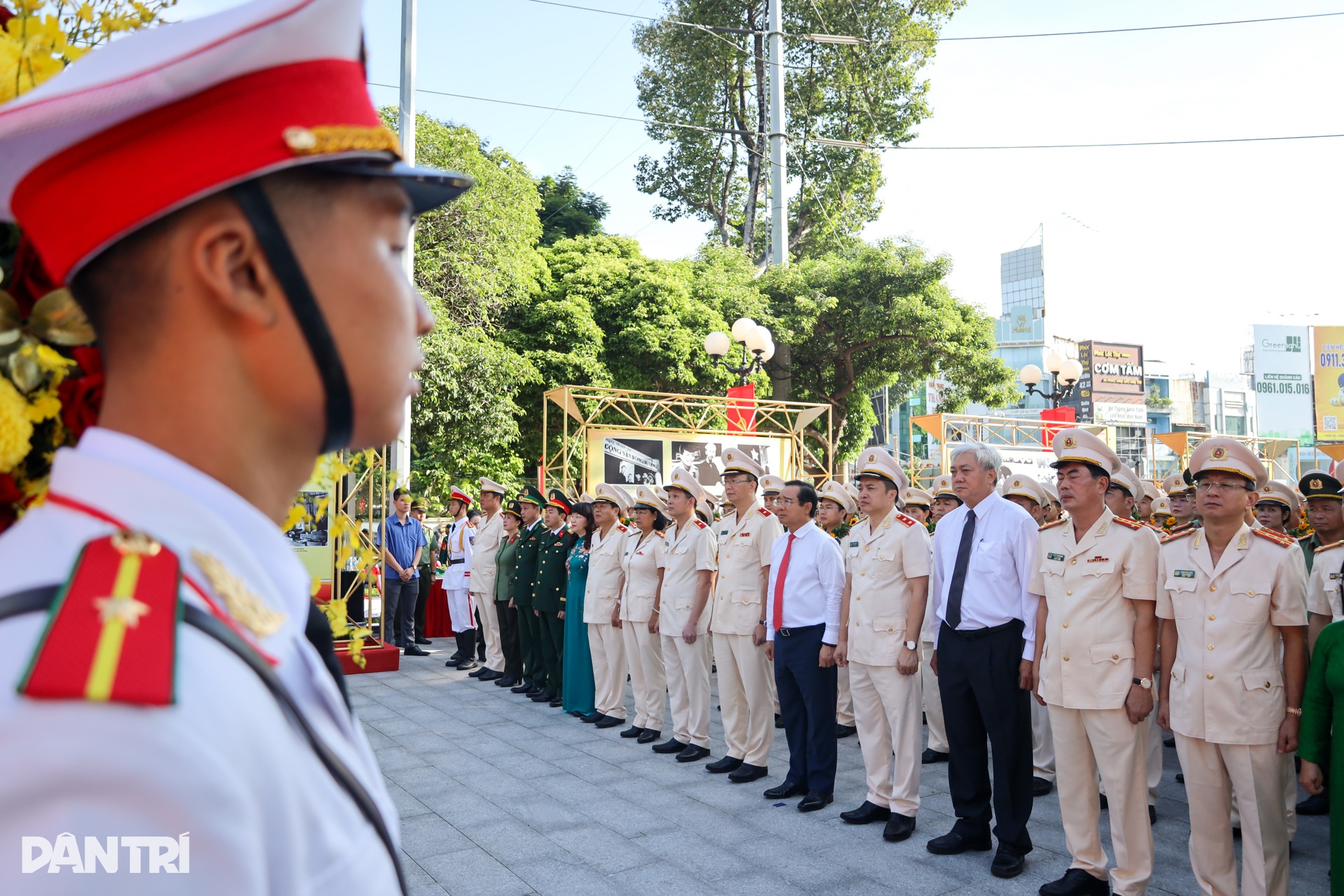 Công an TPHCM vinh danh điển hình tiên tiến, khánh thành bích họa kỷ lục - 2 Công an TPHCM vinh danh điển hình tiên tiến, khánh thành bích họa kỷ lục - 2