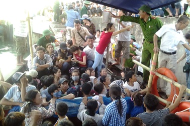 Hàng trăm du khách hoảng loạn vì bị bỏ rơi trên đảo trong đêm